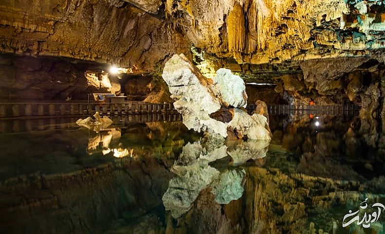 انعکاس سقف غار غلیصدر روی آب دریاچه